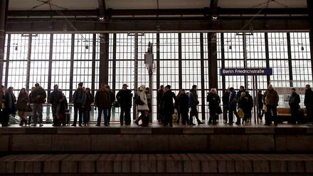 Nicht nur zu Weihnachten, auch im neuen Jahr warten viele Fahrgäste lange an den Bahnhöfen.