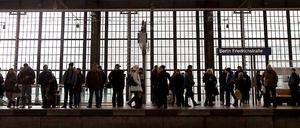 Nicht nur zu Weihnachten, auch im neuen Jahr warten viele Fahrgäste lange an den Bahnhöfen.