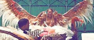 Kanye West holt sich im Musikfilm "Runaway" eine Vogelfrau vom Himmel.