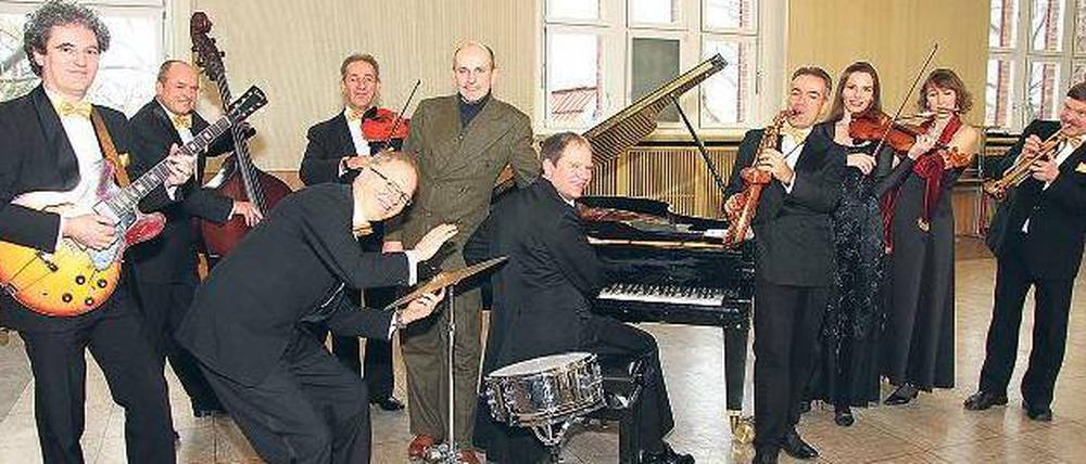 Gute Laune im Gymnasium. Das Salon-Orchester zu Gast in der alten Schule.