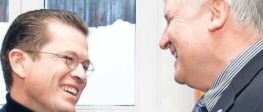 Spaßgesellen. Verteidigungsminister und Jungstar Karl-Theodor zu Guttenberg und CSU-Chef Horst Seehofer demonstrieren freundliches Einvernehmen. Foto: Reuters