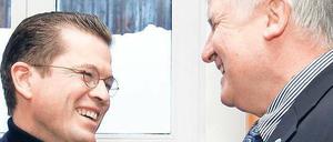 Spaßgesellen. Verteidigungsminister und Jungstar Karl-Theodor zu Guttenberg und CSU-Chef Horst Seehofer demonstrieren freundliches Einvernehmen. Foto: Reuters