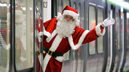 Auch Weihnachtsmänner fahren Bahn.