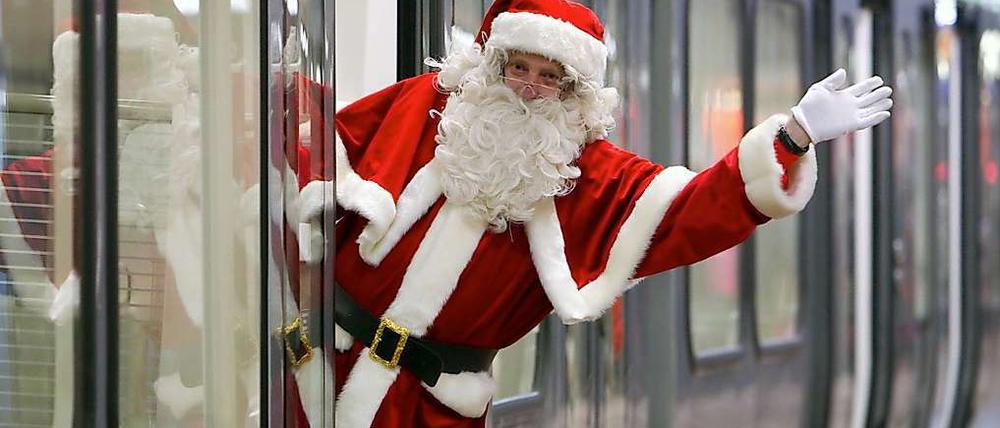 Auch Weihnachtsmänner fahren Bahn.