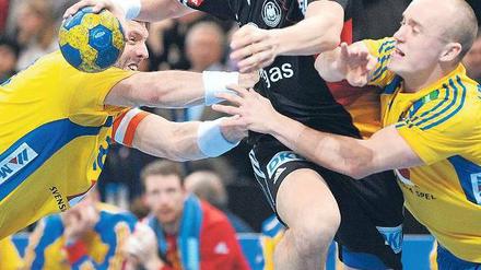 In der Mangel. Pascal Hens (mit Ball) soll das deutsche Team anführen – doch ihm fehlt im Verein die Spielpraxis. 