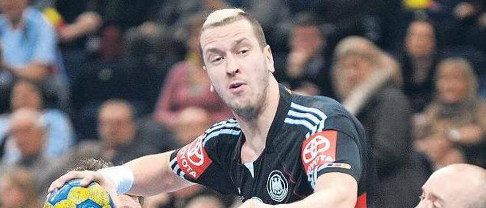 In der Mangel. Pascal Hens (mit Ball) soll das deutsche Team anführen – doch ihm fehlt im Verein die Spielpraxis.