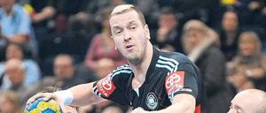 In der Mangel. Pascal Hens (mit Ball) soll das deutsche Team anführen – doch ihm fehlt im Verein die Spielpraxis. 