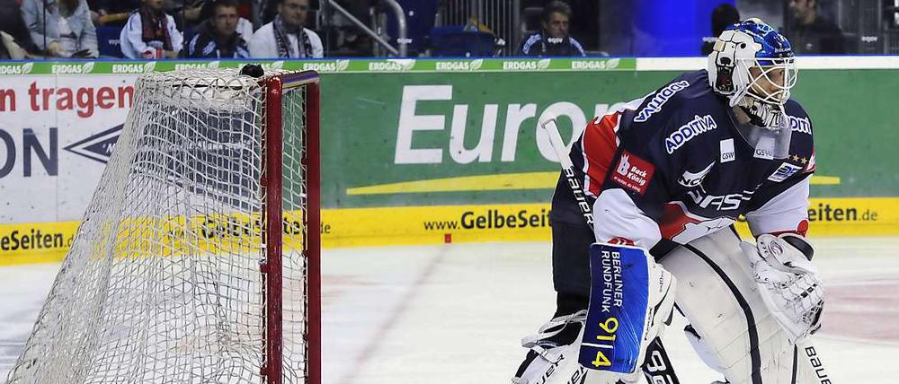 Wieder im Einsatz. Rob Zepp darf nach zwei Spielen Pause gegen Wolfsburg ins Eisbären-Tor.
