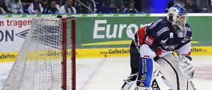 Wieder im Einsatz. Rob Zepp darf nach zwei Spielen Pause gegen Wolfsburg ins Eisbären-Tor.