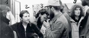 Feindbilder. Bei einem Treffen in der privaten Galerie von Gabriele Stötzer (2.v.l.) 1981 in Erfurt, in der unangepasste Künstler ausstellten, fotografierte die Stasi und kennzeichnete die anwesenden Personen. 