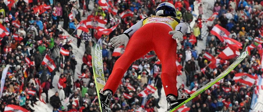 Thomas Morgenstern bei einem seiner Sprünge in Bischofshofen. 