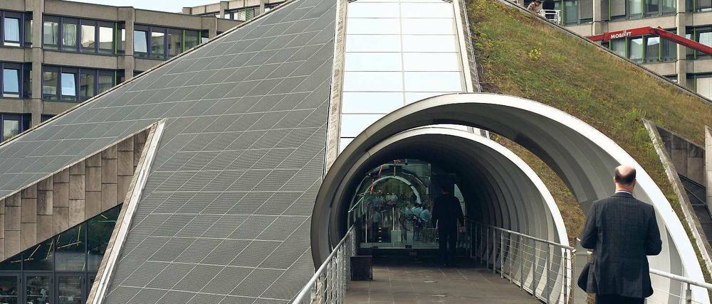 Gang in eine unklare Zukunft. Ob für den Zivildienst oder den Ministeriumssitz auf der Bonner Hardthöhe – die Folgen der Bundeswehrreform sind noch nicht absehbar. Fotos: dpa (2)