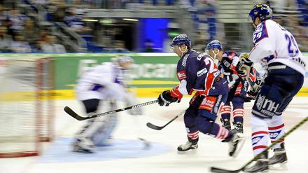 Läuft zurzeit gut - bei Florian Busch (Mitte) und den Eisbären.