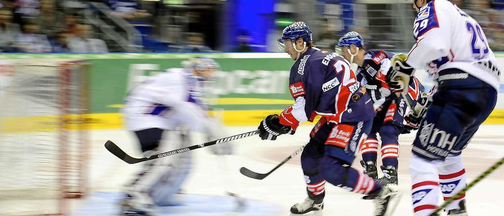 Läuft zurzeit gut - bei Florian Busch (Mitte) und den Eisbären.