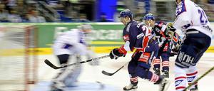 Läuft zurzeit gut - bei Florian Busch (Mitte) und den Eisbären.