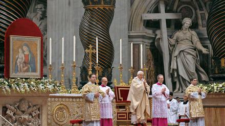 Feierlich: Der Papst feiert die Christmette im Petersdom.