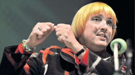 Grünen-Chefin Claudia Roth befürchtet, dass Fördermittel "an Anti-rechts-Projekte und deren Partner nur dann ausbezahlt werden, wenn der Verfassungsschutz dafür grünes Licht gibt."