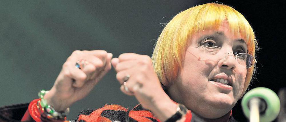 Grünen-Chefin Claudia Roth befürchtet, dass Fördermittel "an Anti-rechts-Projekte und deren Partner nur dann ausbezahlt werden, wenn der Verfassungsschutz dafür grünes Licht gibt."