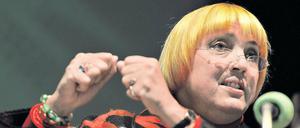 Grünen-Chefin Claudia Roth befürchtet, dass Fördermittel "an Anti-rechts-Projekte und deren Partner nur dann ausbezahlt werden, wenn der Verfassungsschutz dafür grünes Licht gibt."