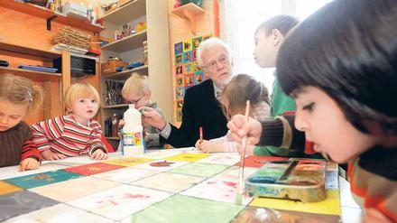 Auf der Vorschulbank. Bildungssenator Jürgen Zöllner (SPD) genoss am Dienstagmorgen sichtlich die Diskussionen mit den Drei- bis Sechsjährigen der Kita im Virchow-Klinikum. Ab dem ersten Januar 2011 ist die Betreuung in Berlins Kindergärten in den drei Jahren vor der Einschulung gebührenfrei. 