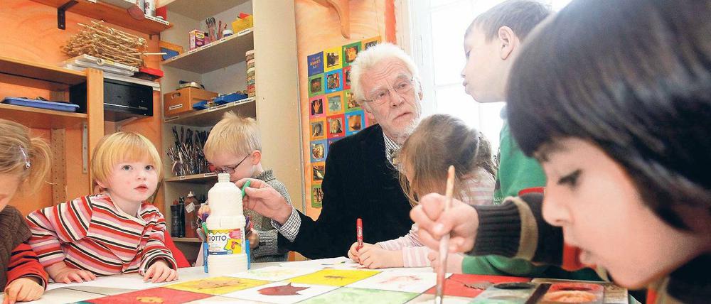 Auf der Vorschulbank. Bildungssenator Jürgen Zöllner (SPD) genoss am Dienstagmorgen sichtlich die Diskussionen mit den Drei- bis Sechsjährigen der Kita im Virchow-Klinikum. Ab dem ersten Januar 2011 ist die Betreuung in Berlins Kindergärten in den drei Jahren vor der Einschulung gebührenfrei. 