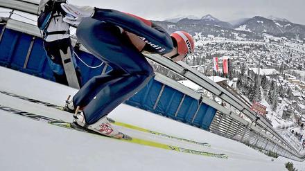 Felix Schoft gelingt bei der Quali in Oberstdorf der weiteste Sprung.