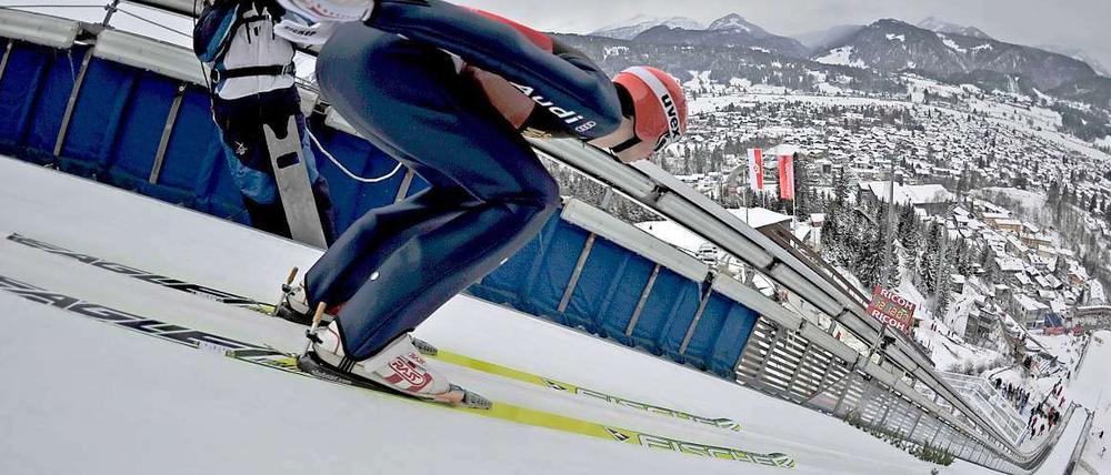 Felix Schoft gelingt bei der Quali in Oberstdorf der weiteste Sprung.