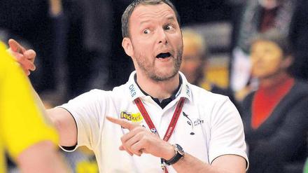 Der Trainer plant um. Füchse-Coach Dagur Sigurdsson muss in diesen Tagen mit seinem Personal rochieren.