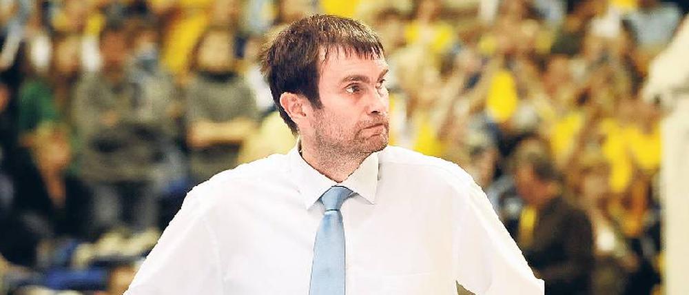 Der Rastlose ist ratlos. Luka Pavicevic gerät intern unter Druck. 