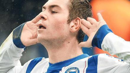 Hört, hört. Herthas Pierre-Michel Lasogga hat in der Hinserie drei Tore erzielt. 