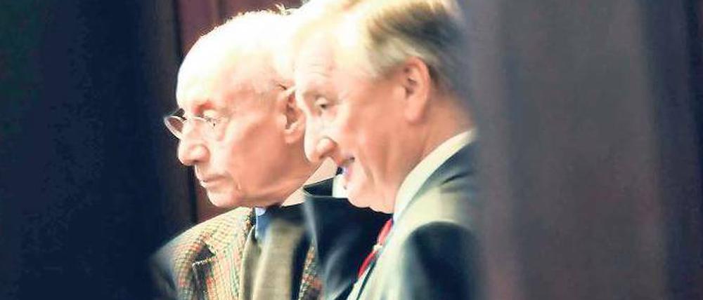 Warten auf die Richter. Zwei Stunden musste der Ex-Aufsichtsrat Edzard Reuter warten, bis er in den Zeugenstand gerufen wurde. Er nutzte die Zeit für ein freundliches Gespräch mit dem angeklagten Ex-Vorstand Klaus-Rüdiger Landowsky. 
