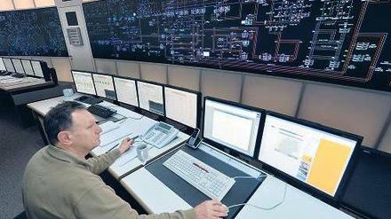 Der etwas andere Stadtplan. Die elektronische Wandkarte in der Leitstelle von Vattenfall zeigt das Berliner Fernwärmenetz. Es ist das größte in Westeuropa. 