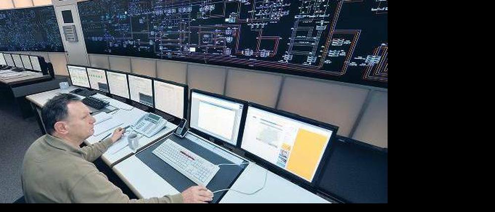 Der etwas andere Stadtplan. Die elektronische Wandkarte in der Leitstelle von Vattenfall zeigt das Berliner Fernwärmenetz. Es ist das größte in Westeuropa. 