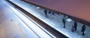 Frieren am Bahnsteig. Auch zum Beginn der Woche fuhr die S-Bahn wieder unregelmäßig. Fahrgäste mussten in den frühen Morgenstunden auch bei eisigen Temperaturen Geduld mitbringen. Foto: AFP/Eisele