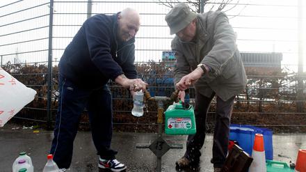Auch in Belfast müssen die Menschen ihr Wasser buchstäblich von der Straße holen.