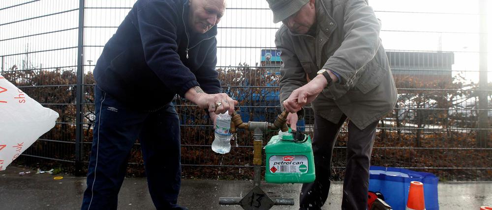 Auch in Belfast müssen die Menschen ihr Wasser buchstäblich von der Straße holen.