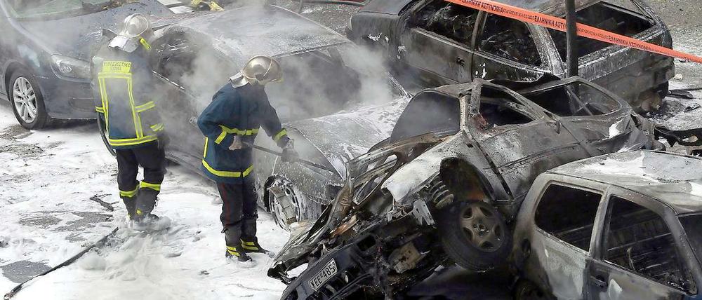 Mehrere Autos wurden zerstört. Scheiben in einem Umkreis von 200 Metern rund um den Tatort gingen zu Bruch.