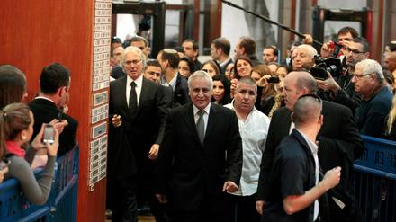 Mosche Katsav (m.) bei seiner Ankunft im Gericht.