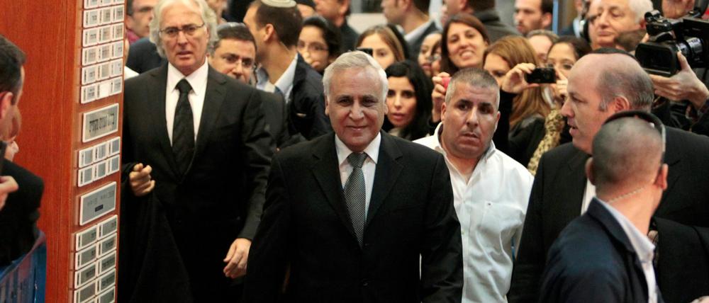 Mosche Katsav (m.) bei seiner Ankunft im Gericht.