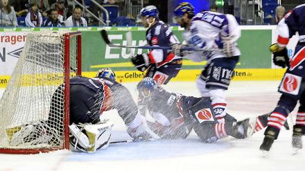Adler im Ansturm? Im September konnten die Eisbären ihr erstes Heimspiel gegen Mannheim 3:2 nach Penaltyschießen gewinnen
