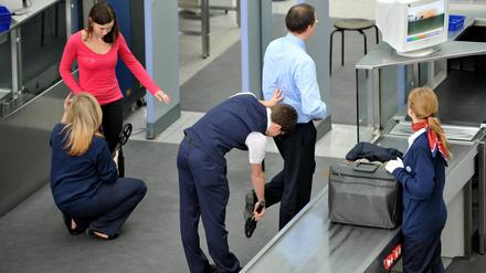Luftsicherheitsbeauftragte kontrollieren die Fluggäste.