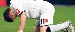 Borussia macht den Bückling. Marco Reus nimmt die passende Haltung zu Gladbachs aktueller Situation ein. 