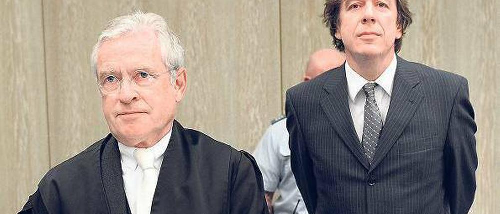 Neuer Wind. Kachelmanns neuer Anwalt Johann Schwenn zieht mit theatralischen Auftritten vor Gericht und vor den Fernsekameras die Aufmerksamkeit auf sich. Foto: AFP