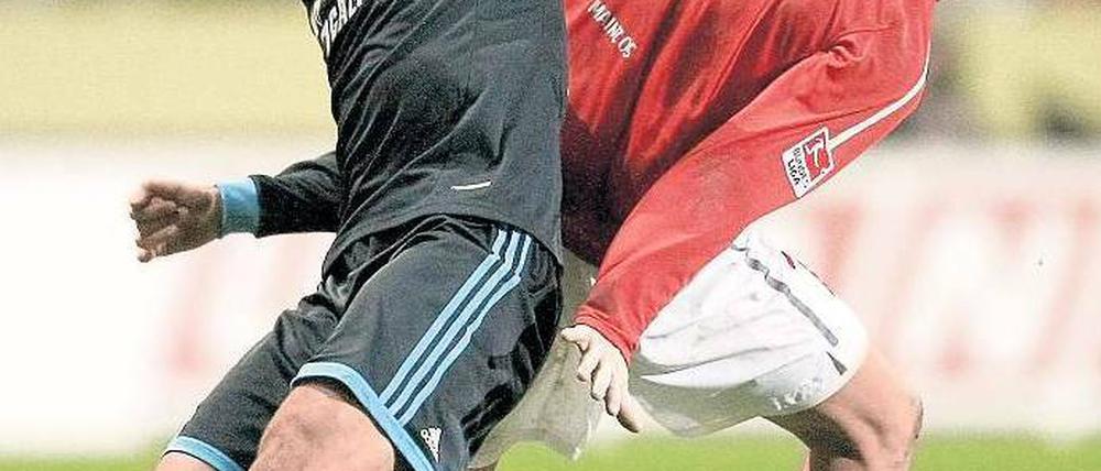 Ich dreh mich um dich. Der Mainzer Eugen Polanski (rechts) und der Schalker Raul rennen den Ball über den Haufen. Foto: dpa