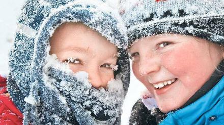 Schulfrei. Der siebenjährige Johann und die zehnjährige Helene spielen am Donnerstag in Annaberg-Buchholz im Schnee. 