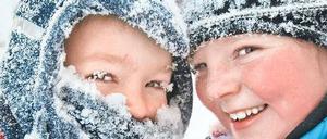 Schulfrei. Der siebenjährige Johann und die zehnjährige Helene spielen am Donnerstag in Annaberg-Buchholz im Schnee. 