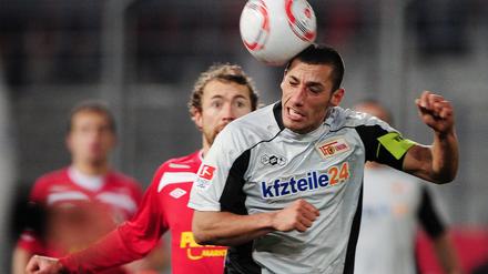 Der Cottbuser Marco Kurth (l) hat hier gegen Karim Benyamina von Union das Nachsehen. Am unentschiedenen Ausgang des Spiels änderte das nichts.
