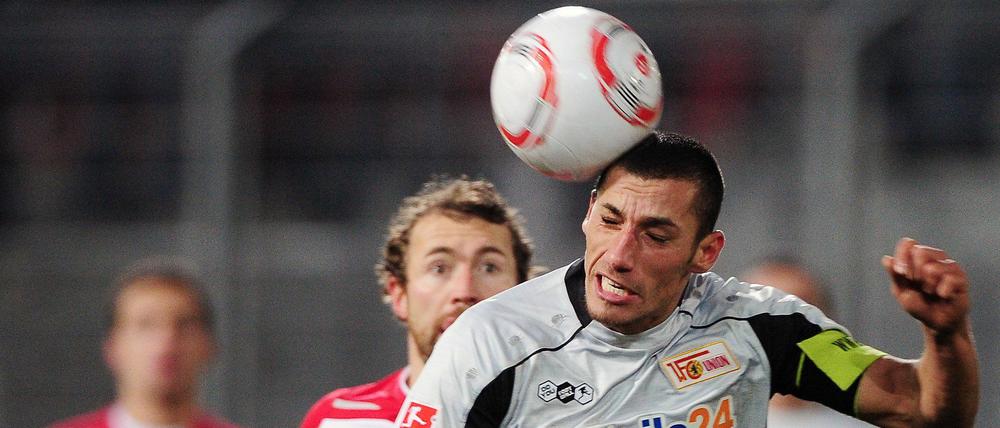 Der Cottbuser Marco Kurth (l) hat hier gegen Karim Benyamina von Union das Nachsehen. Am unentschiedenen Ausgang des Spiels änderte das nichts.