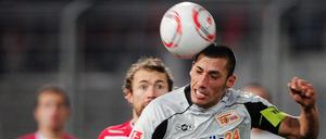 Der Cottbuser Marco Kurth (l) hat hier gegen Karim Benyamina von Union das Nachsehen. Am unentschiedenen Ausgang des Spiels änderte das nichts.