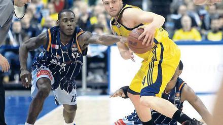 Außer Reichweite. Bremerhavens Torrell Martin (l.) greift nach dem Ball, den ihm der Berliner Lucca Staiger vorenthält. Foto: Engler